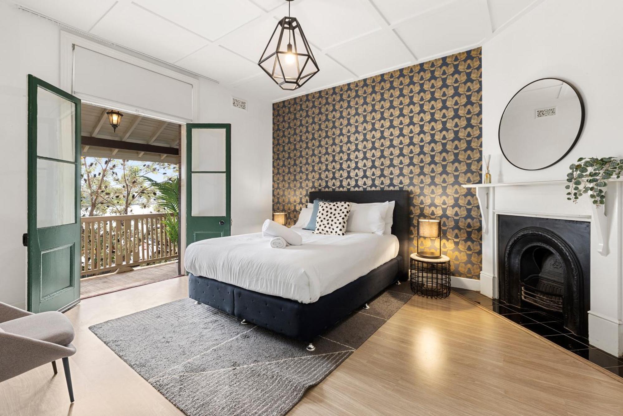 A Luxurious Heritage Retreat W. Harbour Views Sydney