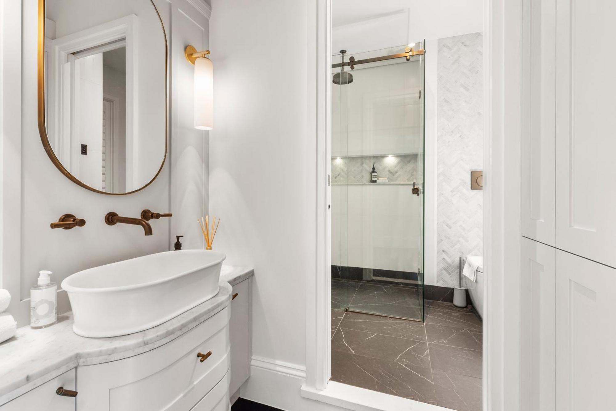 A Luxurious Heritage Retreat W. Harbour Views Apartment *